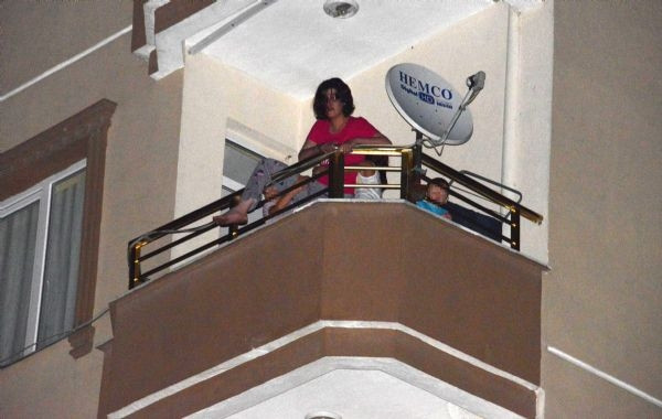 Alkollü anne elindeki bıçakla balkona çıkarak dehşet saçtı!