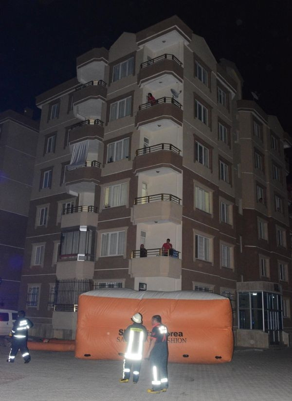 Alkollü anne elindeki bıçakla balkona çıkarak dehşet saçtı!