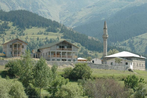 Yaşlılara, huzurevi yerine sokak tipi yaşam merkezi