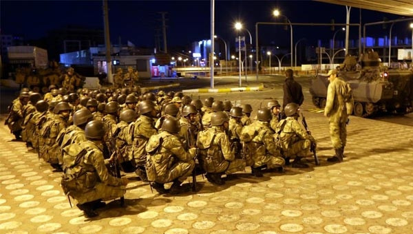 Diyarbakır'da büyük gerilim, asker şehre indi.