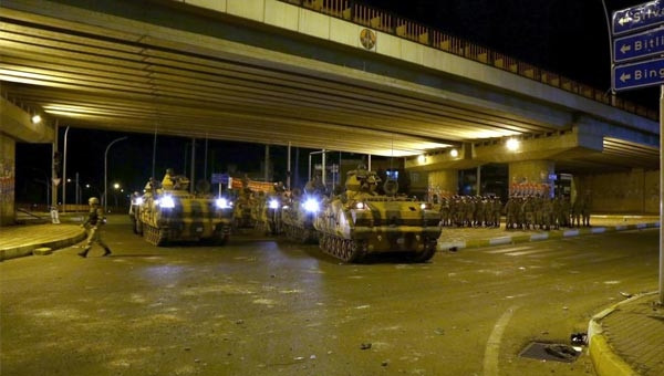 Diyarbakır'da büyük gerilim, asker şehre indi.