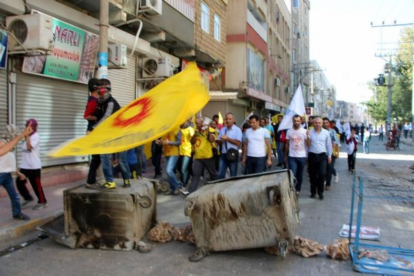 Polis havaya ateş açarak dağıttı!