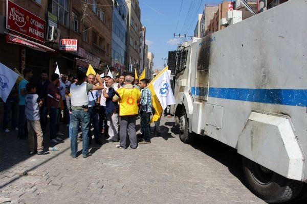 Polis havaya ateş açarak dağıttı!