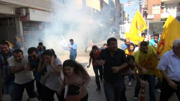 Polis havaya ateş açarak dağıttı!