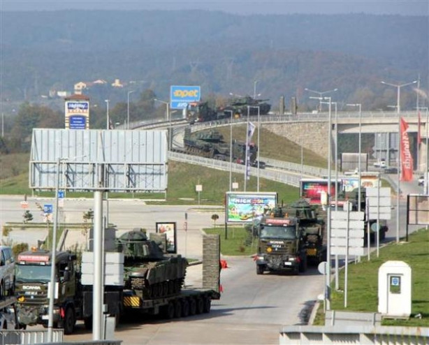 Türkiye'nin her köşesinden tanklar sınıra gidiyor