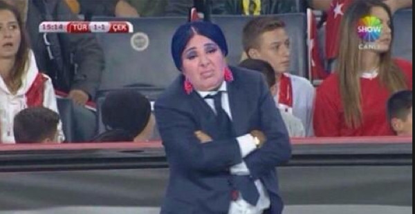 Sosyal medyada yeni çılgınlık: Nur Yerlitaş capsleri
