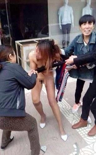 Çırılçıplak soyup sokak ortasında dövdüler