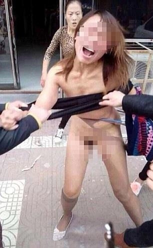 Çırılçıplak soyup sokak ortasında dövdüler