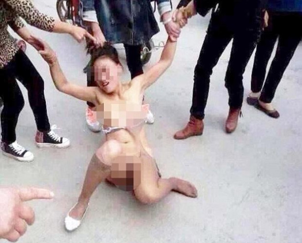 Çırılçıplak soyup sokak ortasında dövdüler