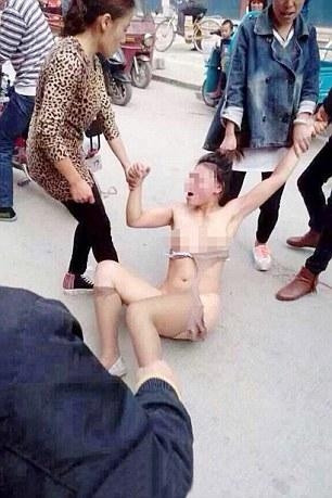 Çırılçıplak soyup sokak ortasında dövdüler