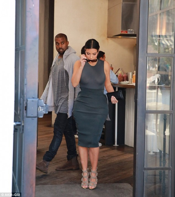 Kim Kardashian sütyensiz görüntülendi
