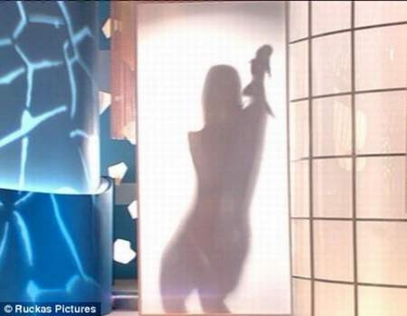 Canlı yayında striptiz yaptı