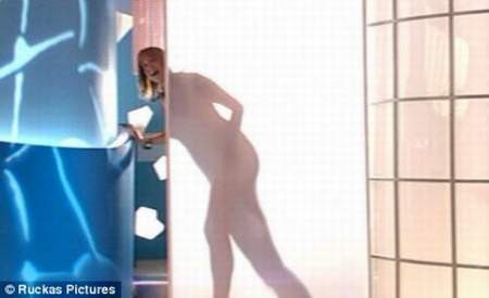 Canlı yayında striptiz yaptı
