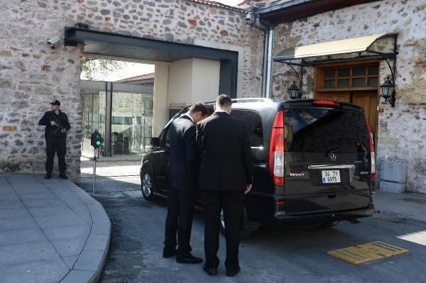Davutoğlu 'Akil İnsanlar' heyetiyle görüşüyor