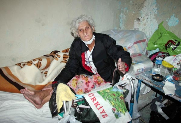 Kızı parka terk etti