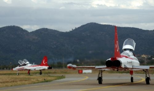 Türk Yıldızları'ndan nefes kesen gösteri