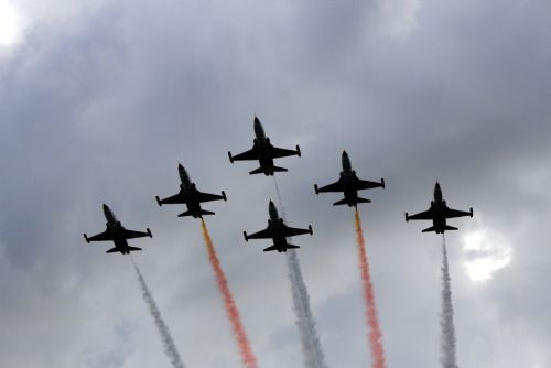 Türk Yıldızları'ndan nefes kesen gösteri