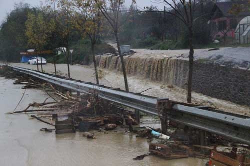 E-5 çift yönlü trafiğe kapandı