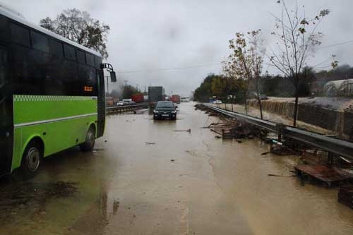 E-5 çift yönlü trafiğe kapandı