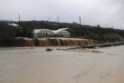 E-5 çift yönlü trafiğe kapandı