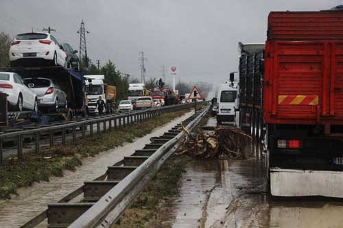 E-5 çift yönlü trafiğe kapandı