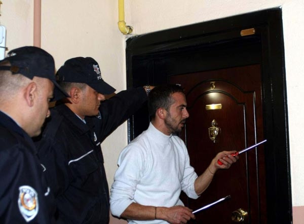 Babasının darbettiği öne sürülen çocuğu polis kurtardı