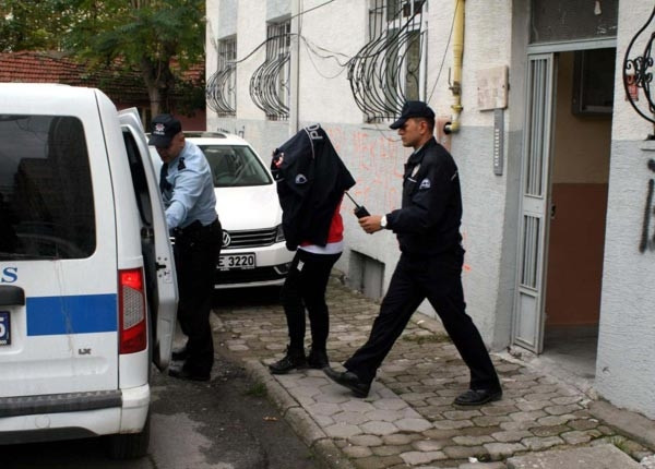 Babasının darbettiği öne sürülen çocuğu polis kurtardı