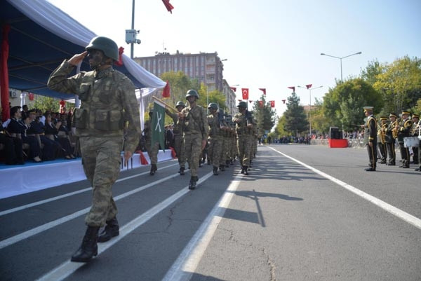 Diyarbakır'da asker bu sloganla yürüdü