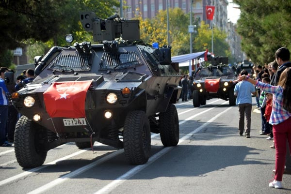 Diyarbakır'da asker bu sloganla yürüdü