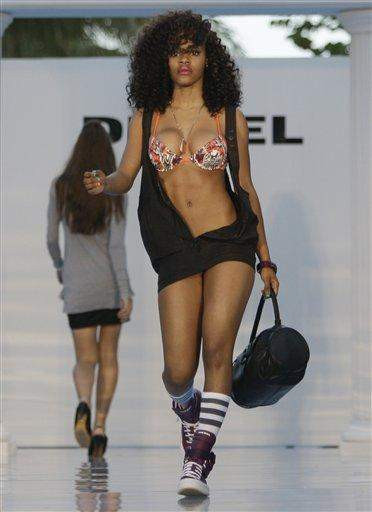 Dieselden bikini şov