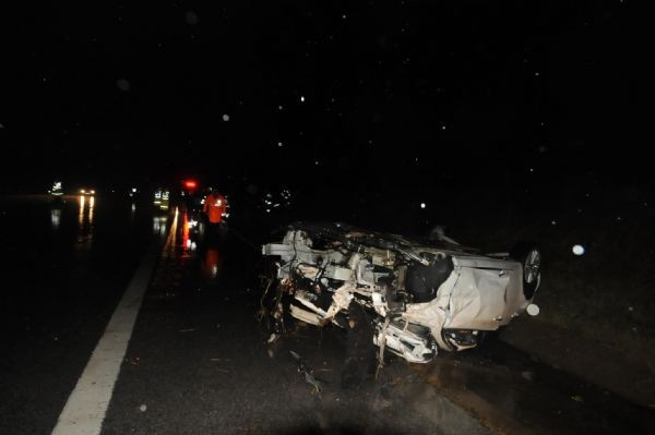Otomobiller kafa kafaya çarpıştı: 4 ölü, 4 yaralı