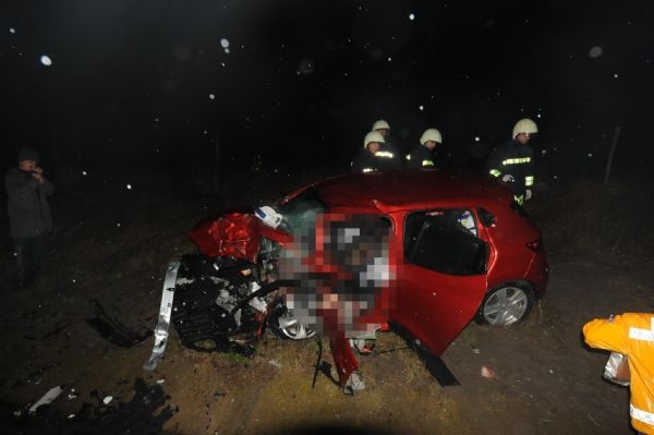 Otomobiller kafa kafaya çarpıştı: 4 ölü, 4 yaralı
