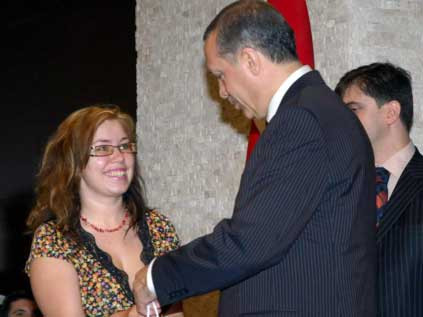 Yabancı öğrenciye dekolte uyarısı
