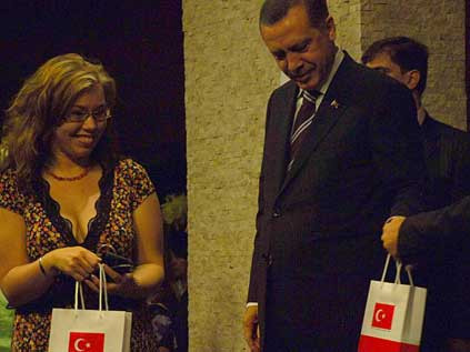 Yabancı öğrenciye dekolte uyarısı