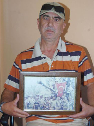 Bu fotoğraftaki asker aranıyor