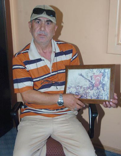 Bu fotoğraftaki asker aranıyor
