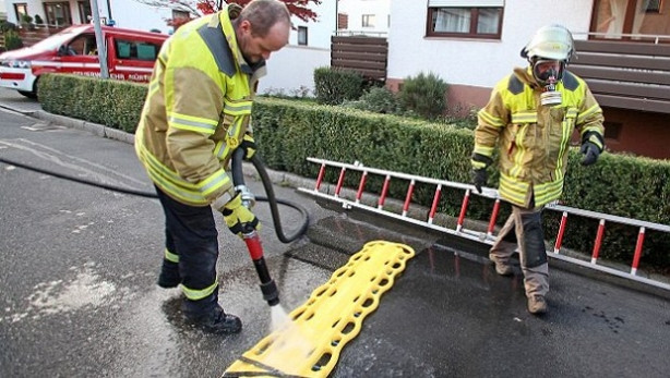 Beş yıldır yıkanmayan adamı gaz maskeleriyle kurtardılar