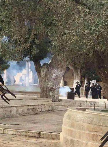İsrail polisinden Mescid-i Aksa'da sert müdahale!