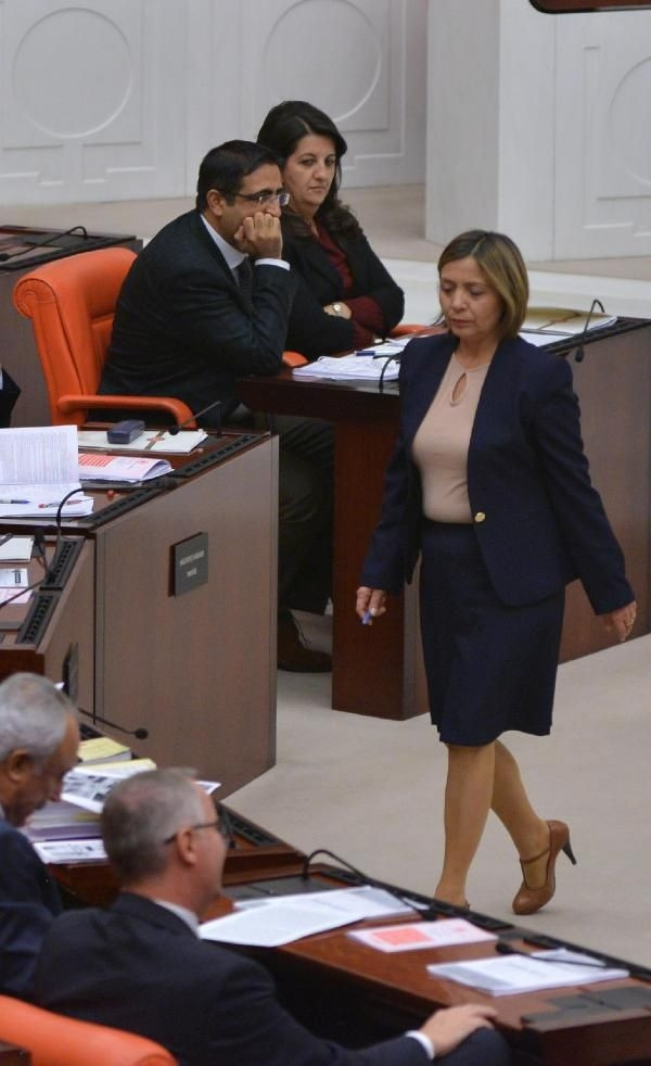 Dikkatle süzdü!