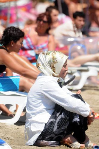 Türbanlılar ile üstsüzler birarada