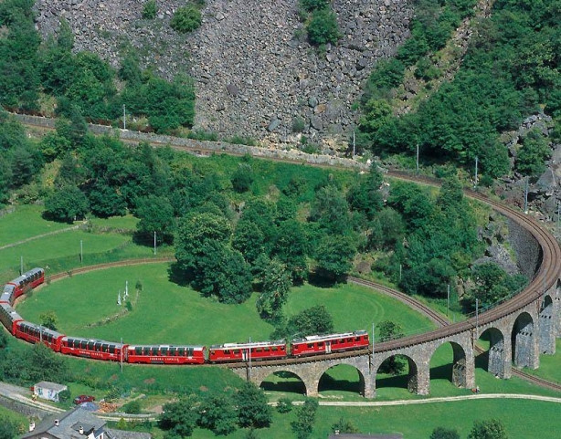 İsviçre'de nefes kesici tren yolculuğu
