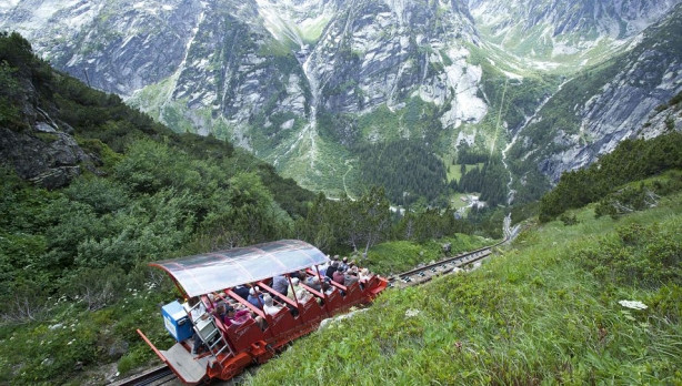 İsviçre'de nefes kesici tren yolculuğu