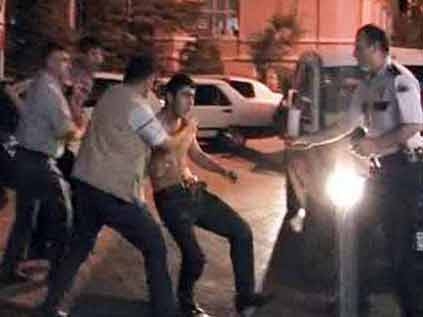 Yaralı gence sedyede dayak