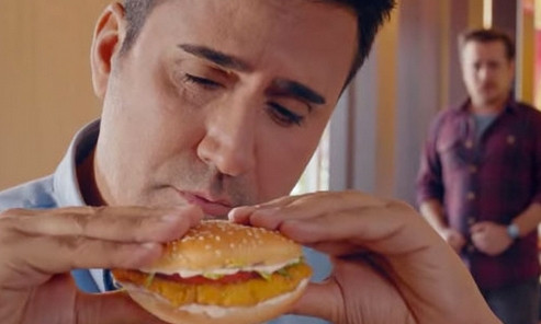 Emrah marka yüzü oldu! Bakın ne kadar aldı?