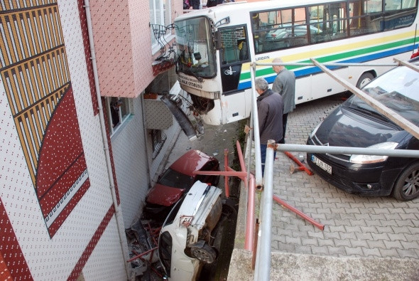 Freni patlayan halk otobüsü apartmana çarptı