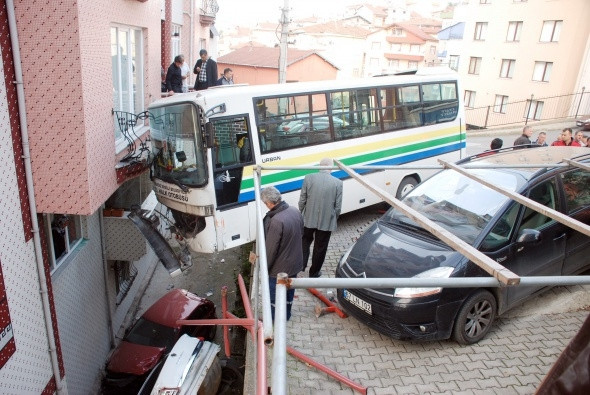 Freni patlayan halk otobüsü apartmana çarptı
