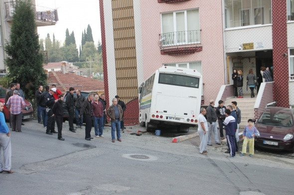 Freni patlayan halk otobüsü apartmana çarptı
