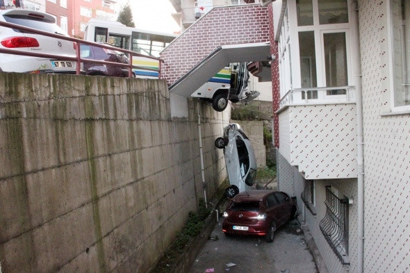 Freni patlayan halk otobüsü apartmana çarptı