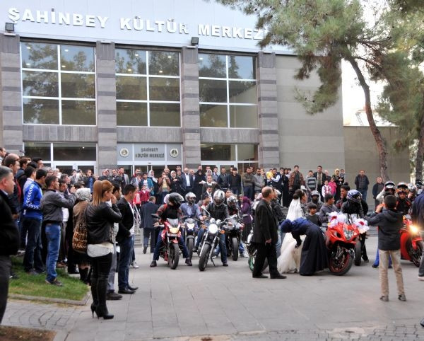 Yarış motorunu gelin arabası yaptılar