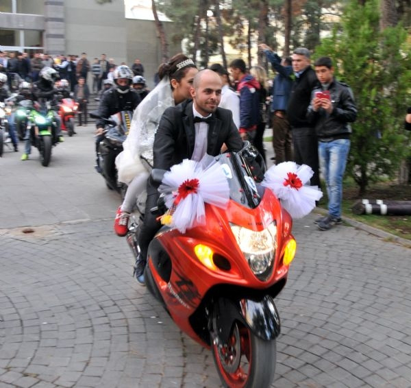 Yarış motorunu gelin arabası yaptılar